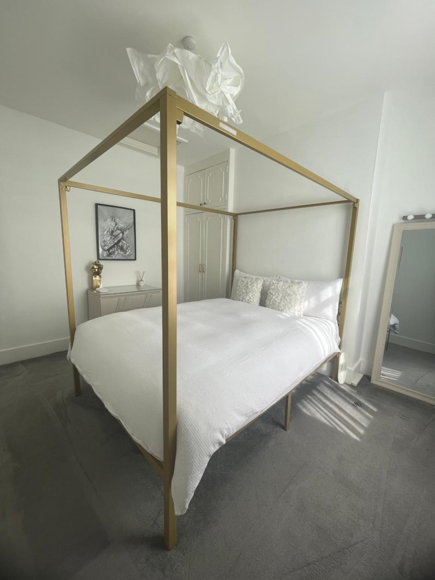 Queen Bedroom In Maida Vale Homestay *